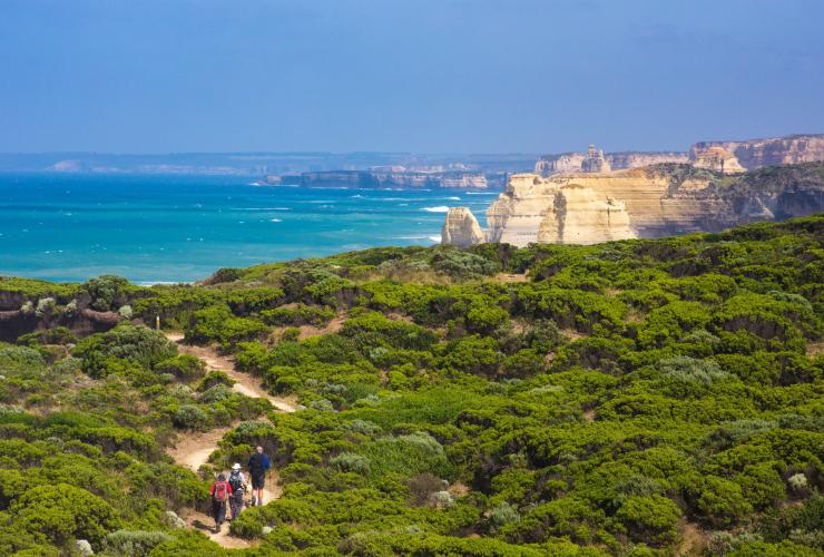 Wanderer auf dem Weg entlang des Twelve Apostles Lodge Walk © Twelve Apostles Lodge Walk/Great Walks of Australia