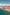 Ein Van fährt auf einer unbefestigten Straße zwischen dem pinkfarbenen Lake MacDonnell und dem Green Lake auf der Eyre Peninsula, Südaustralien © Jaxon Foale