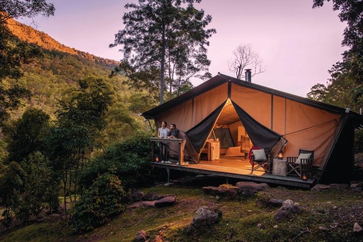 Couple au Nightfall Wilderness Camp au Lamington National Park © Tourism & Events Queensland