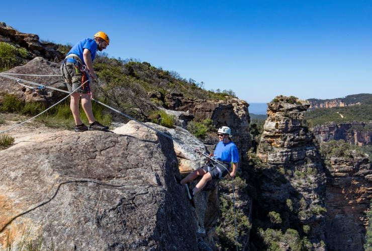 Perempuan menuruni tebing di Cahills Lookout, Katoomba, di Blue Mountains © Destination NSW