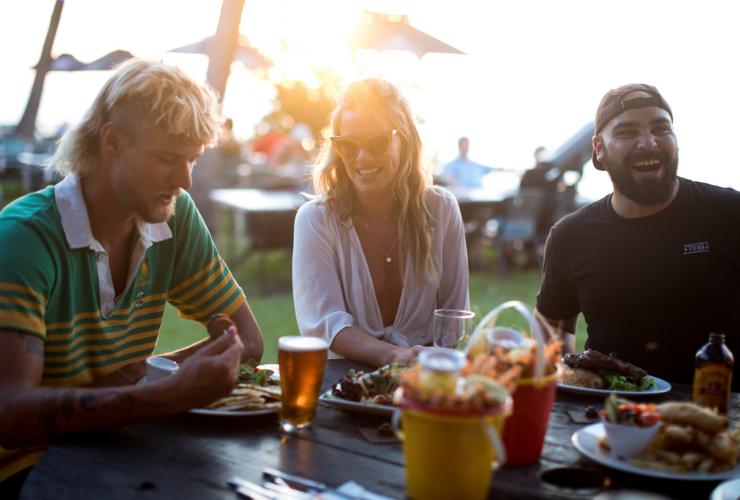 ダーウィン・スキー・クラブで夕食を楽しむ友人のグループ © Tourism NT/Cait Miers
