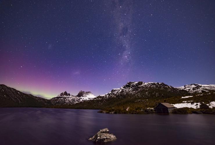 Blick auf die Aurora Australis, die den Nachthimmel über dem schneebedeckten Cradle Mountain im Cradle Mountain-Lake St Clair National Park erleuchtet, Tasmanien © Pierre Destribats