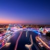 Vista aerea della città portuale illuminata da un arcobaleno di luci durante Vivid Sydney, Sydney, New South Wales © Destination NSW