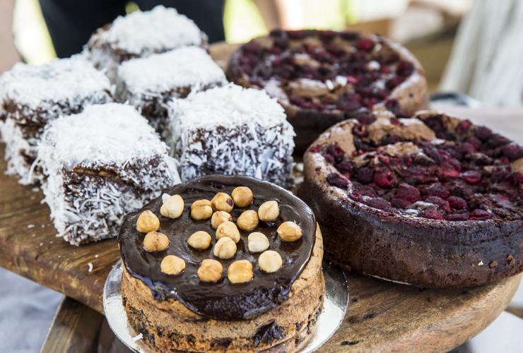 Esposizione di dolci e lamington al Growers' Market Pyrmont, Sydney, New South Wales © Destination NSW / James Horan